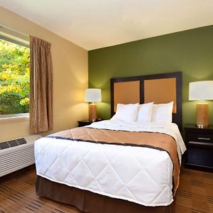 Deluxe Studio 1 Queen Bed Non-Smoking